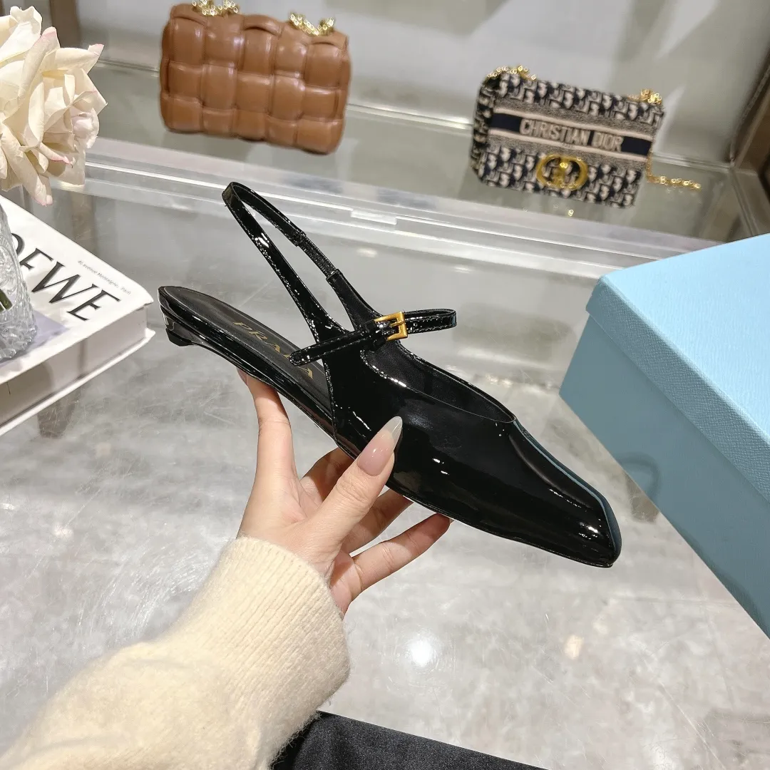 👟👟Ex-factory price 500👟👟 25-year new model launched on the catwalk star's new fashion trend [PRADA] square toe high heel square heel thick heel sandal back empty single shoe. ✨✨The upper is made of imported cow patent leather, the open edge beads and the inner pads are made of imported sheepskin, and the Italian injection molded leather outsole. ⚠️3 heel heights: flat, 5.5cm, 8.3cm. 🐎size: 35-40 (41 can be customized, non-refundable)